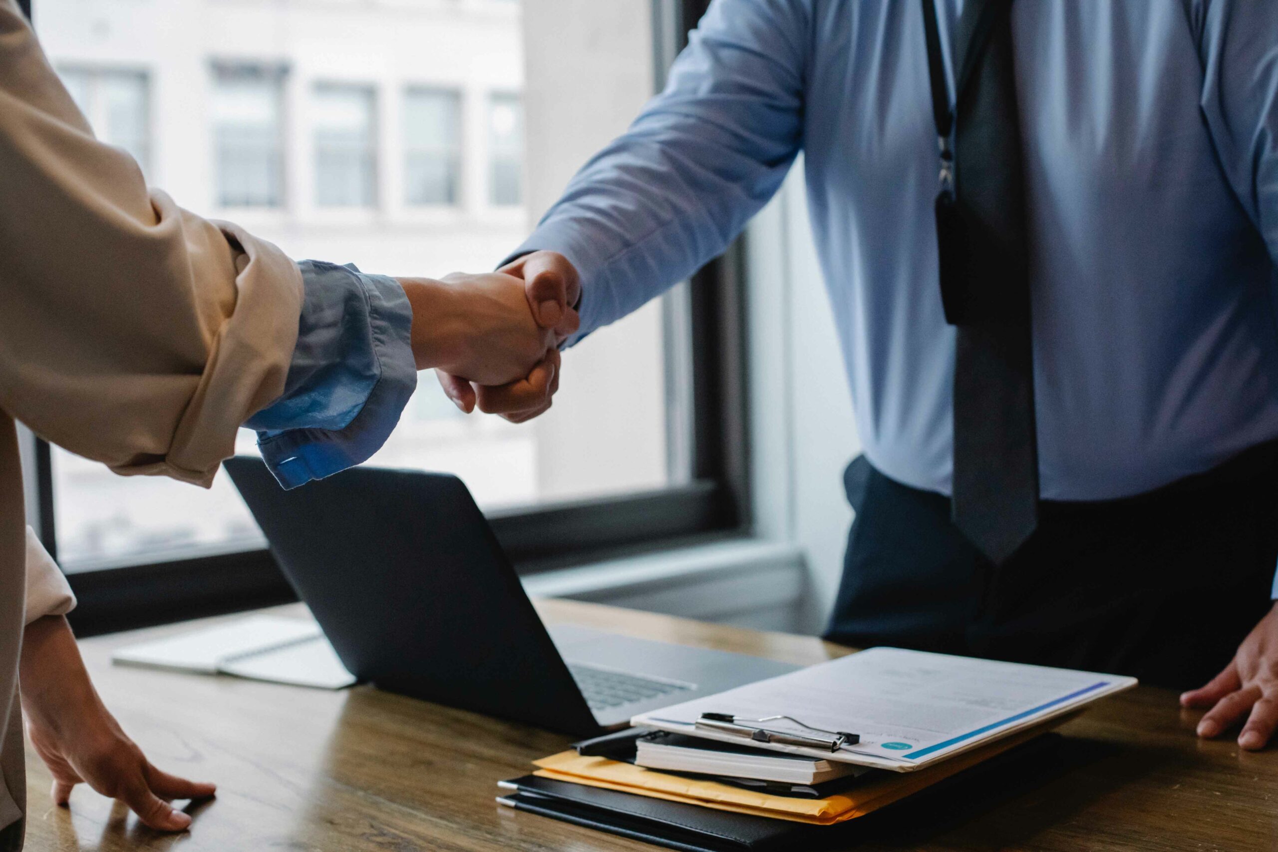 Hommes d'affaires se serrant la main