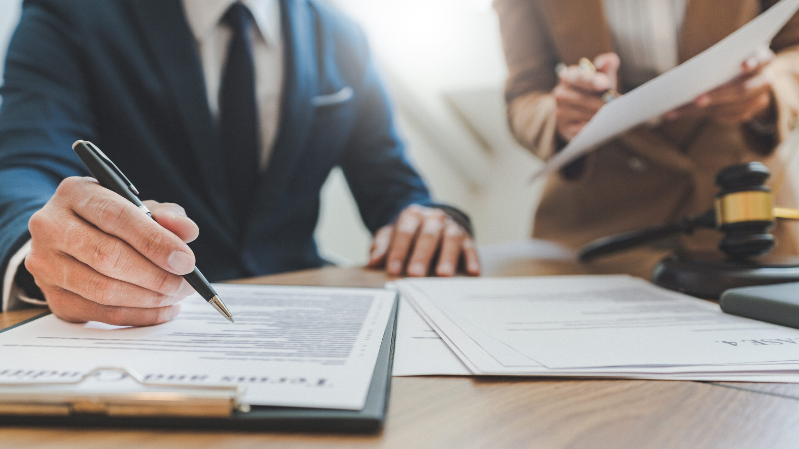 Entrepreneur protégeant son entreprise lors d'un divorce, conseils juridiques et patrimoniaux